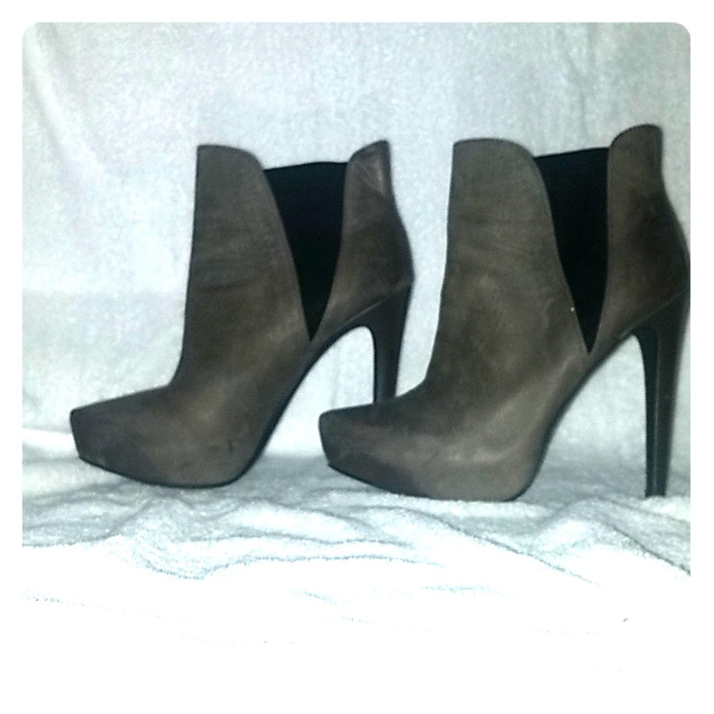 Jessica Simpson above the ankle boots